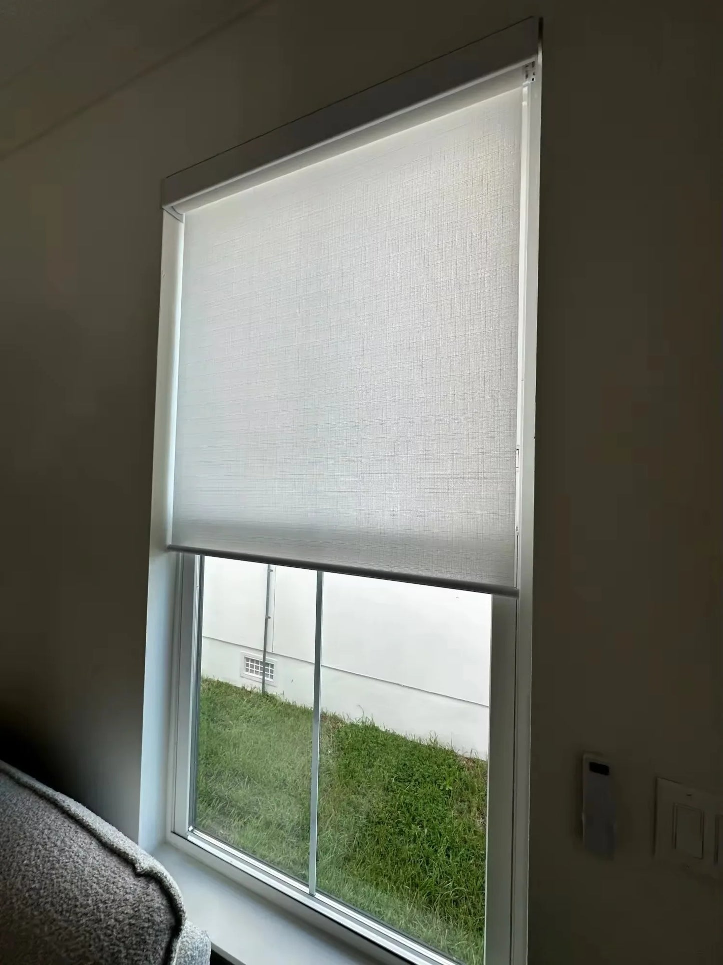 Decopedia Roller Blinds for Windows Motorized Cordless Smart Window Blinds Blackout Roller Day and Night Curtain for Living Room
